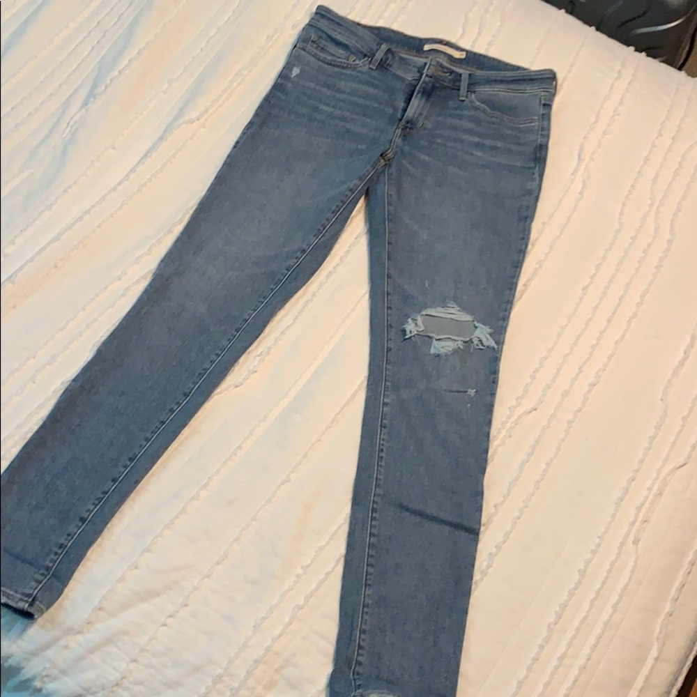 Distressed skinny jeans